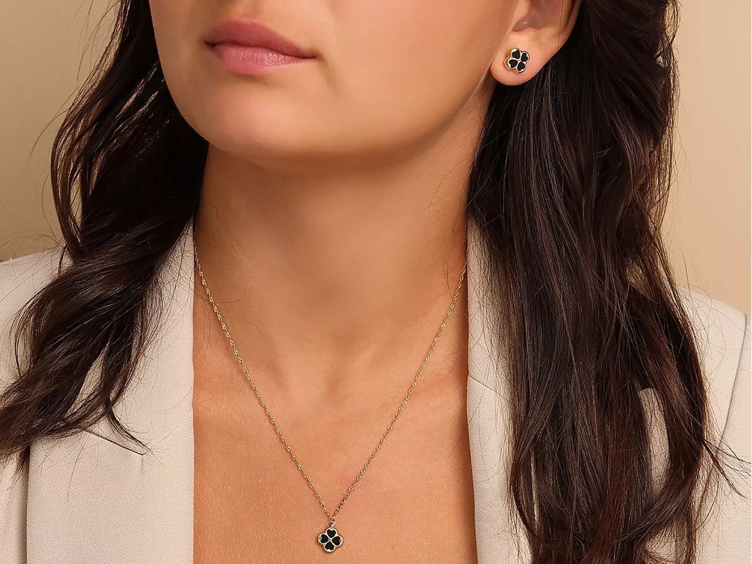 Złota zawieszka czterolistna koniczynka z czarną emalią 585 – symbol szczęścia1.jpg